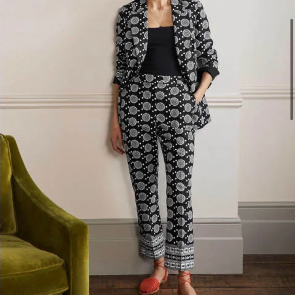Chic Black&White Linen Suit